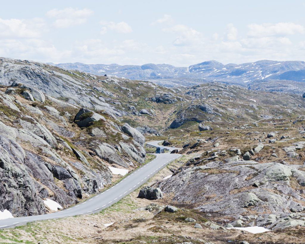 Landsvägen går genom Norges bergslandskap. 