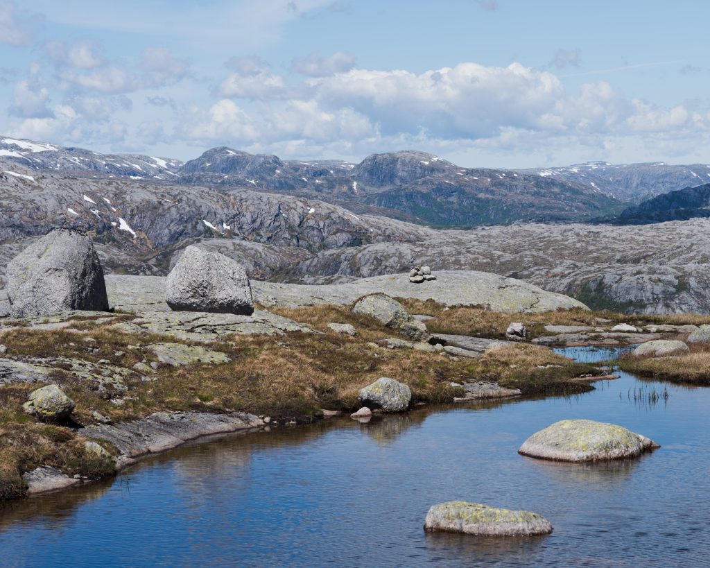 På vandring i Norge över Kjerag
