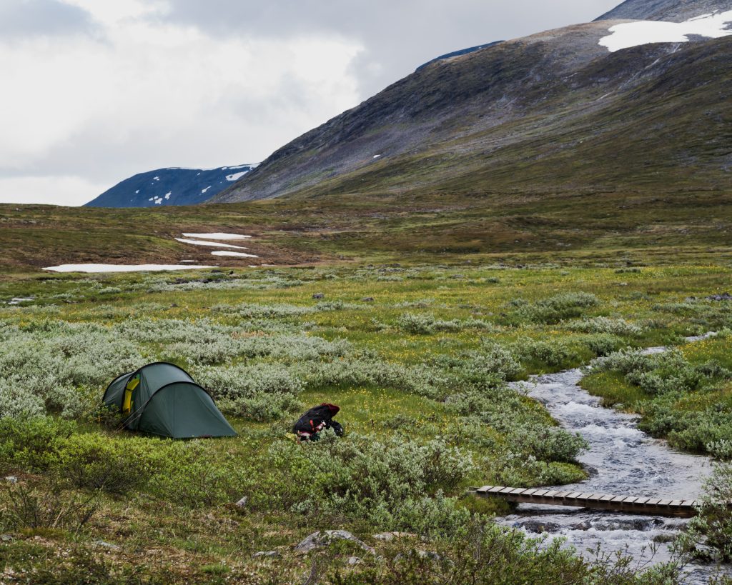 Min idylliska tältplats med ståtlig bakgrund och en liten bäck. 