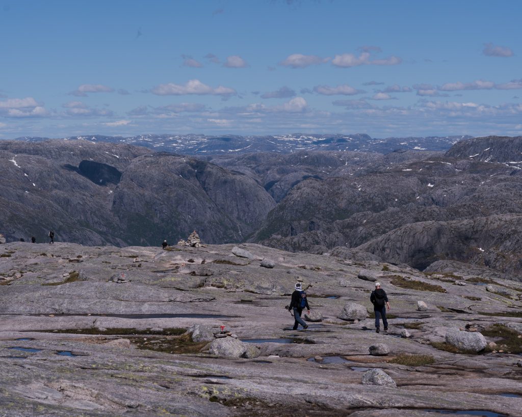 Kjerag i Norge och utsikt över topparna