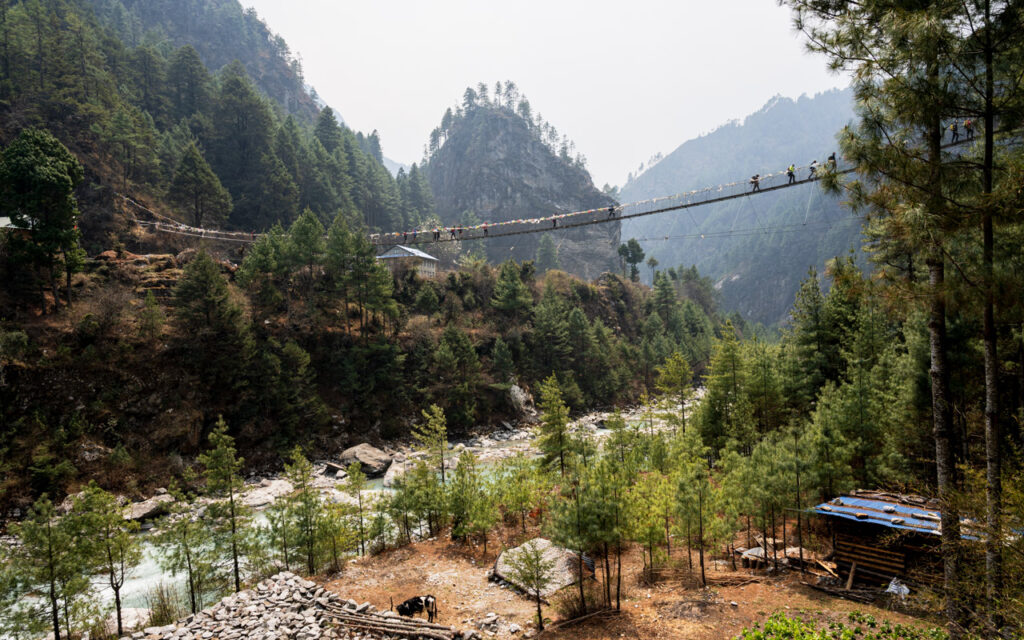 Leden mot Everest går över gungande hängbroar