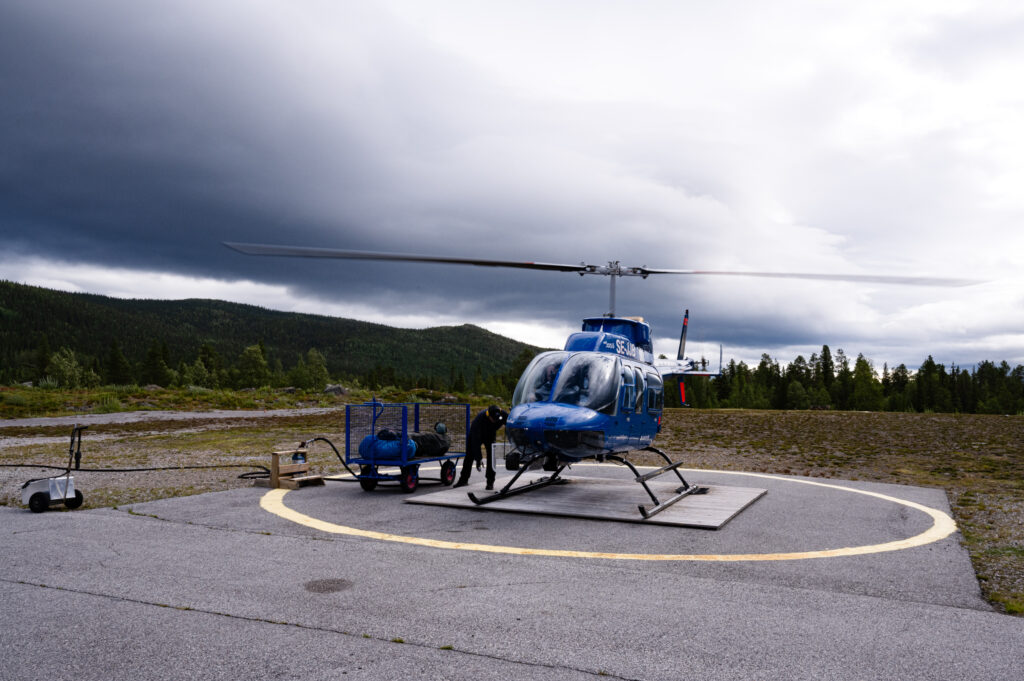 Helikopter med Fiskflyg. Landningsplats Kvikkjokkk