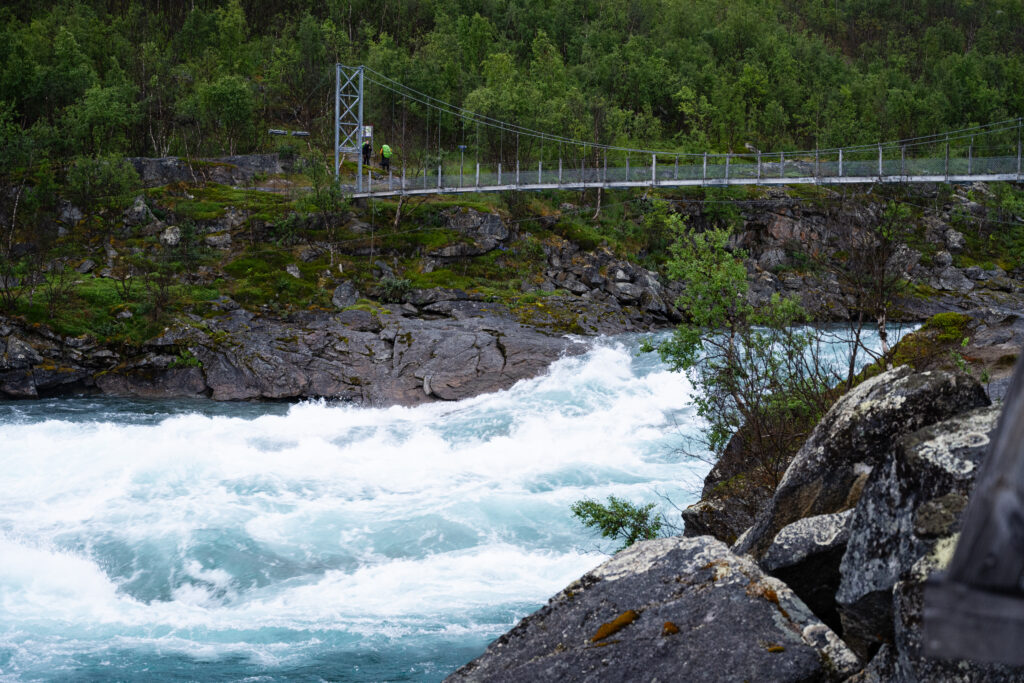 Hängbro över Vuojatädnoforsen.
